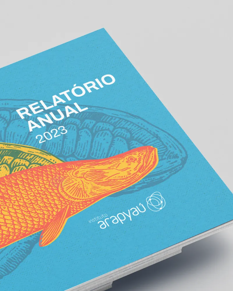 Capa do Relatório Anual 2023 do Instituto Arapyaú, azul com pirarucu ilustrado em laranja